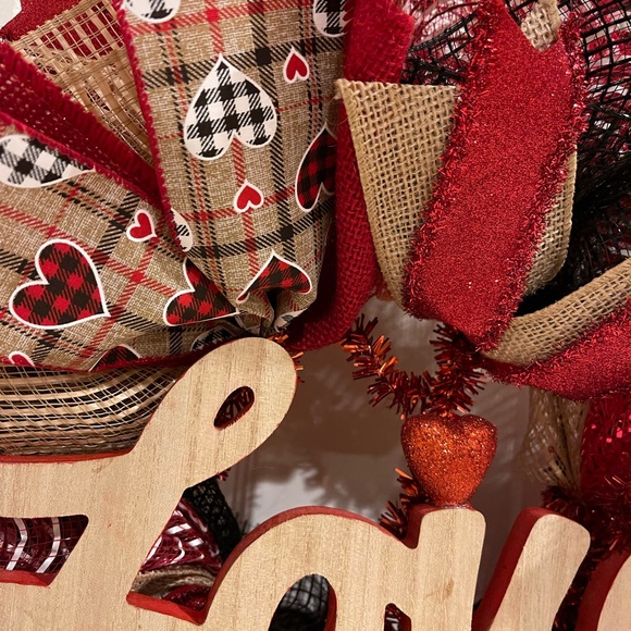 Valentine’s Deco Mesh & Burlaps Wreath “LOVE” Blk, RED & White handmade 20” Full - Picture 5 of 7